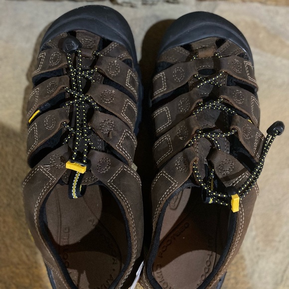 Newport Men’s Keens Closed Toe Hiking Waterproof Sandal - Picture 4 of 4